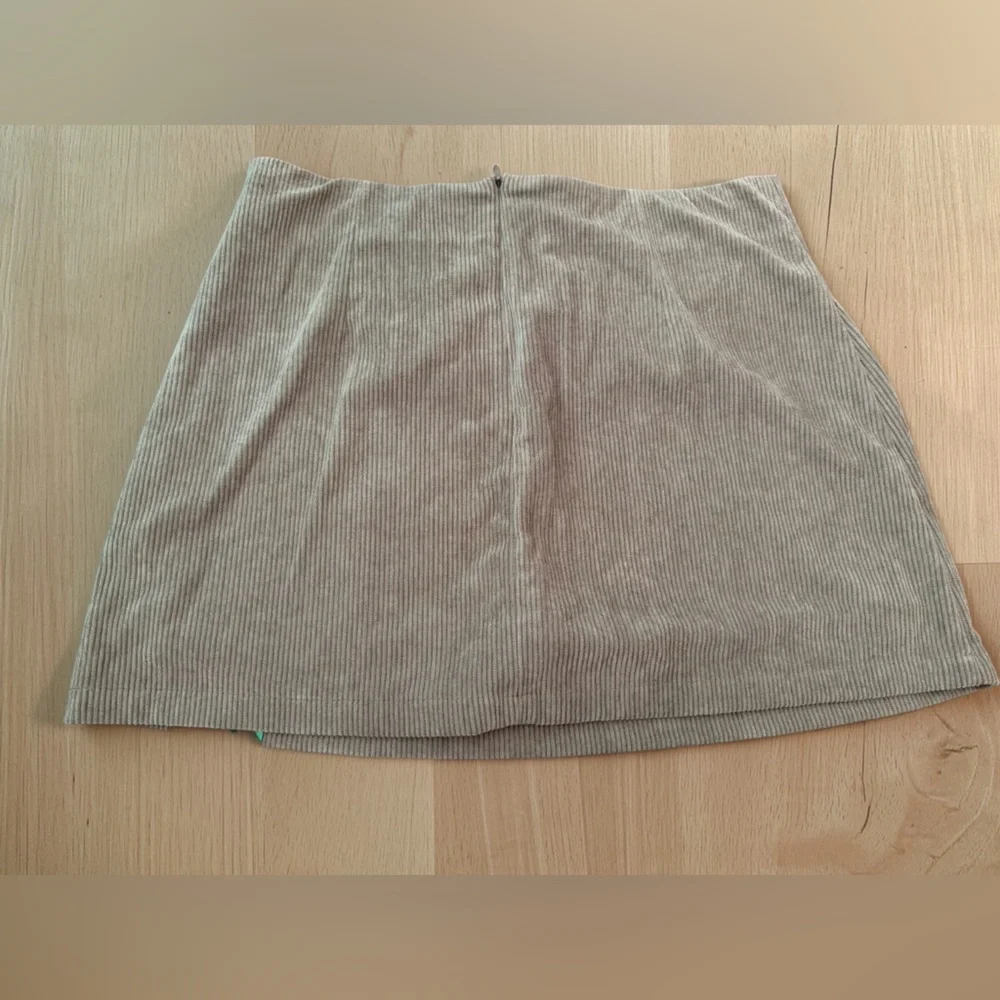 HALARA Ribbed Mini Skirt in Beige Taupe - Picture 2 of 3
